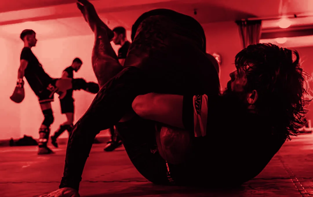 Kickbox á æfingu og glíma á gólfinu í salnum
